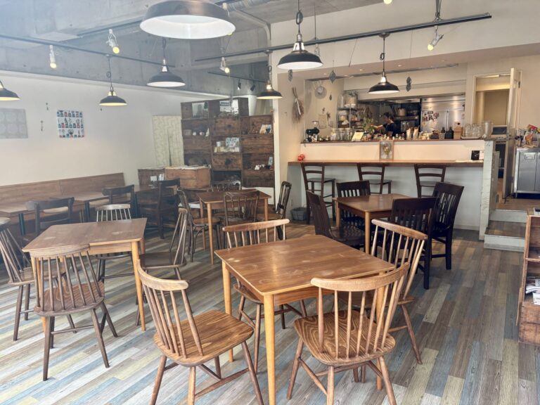 店内の様子(ホールとカウンター)