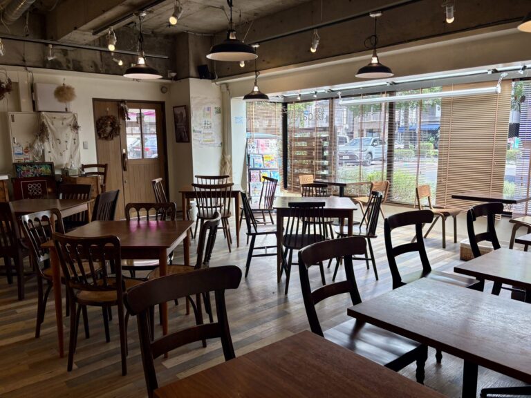 店内の様子(入口と窓側の席)