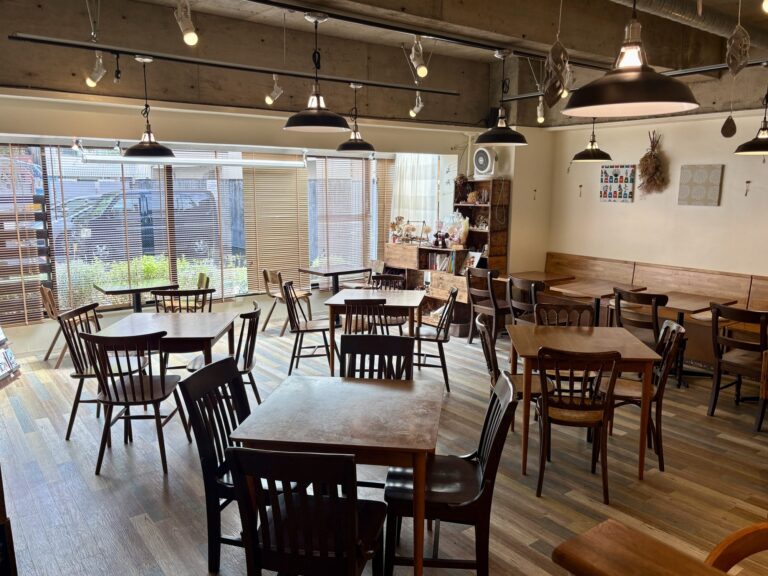 店内の様子(窓側とベンチ席)